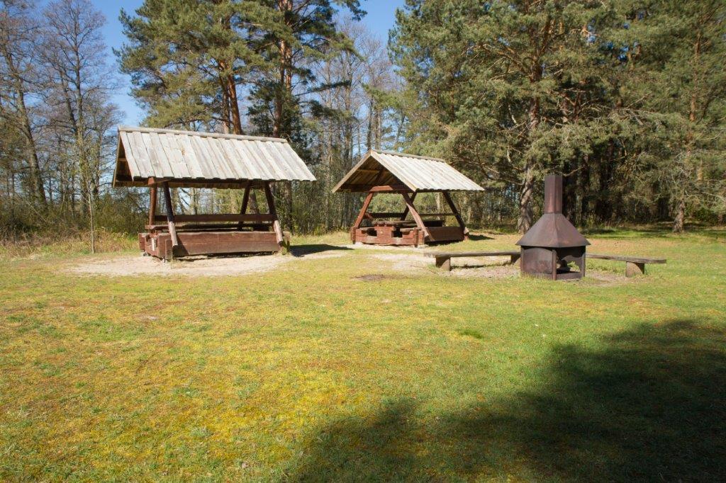 Priivitsa lõkkekoha katusega lauad ja lõkkease
